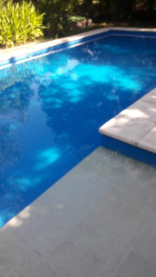 CASA DE 5 AMBIENTES CON AMPLIO PARQUE Y PILETA EN CHAPADMALAL VENDE Y PERMUTA