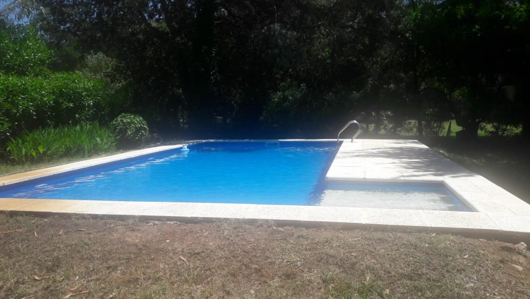 CASA DE 5 AMBIENTES CON AMPLIO PARQUE Y PILETA EN CHAPADMALAL VENDE Y PERMUTA