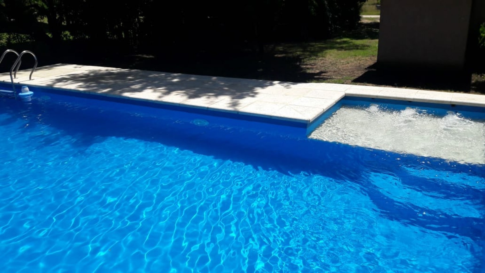 CASA DE 5 AMBIENTES CON AMPLIO PARQUE Y PILETA EN CHAPADMALAL VENDE Y PERMUTA