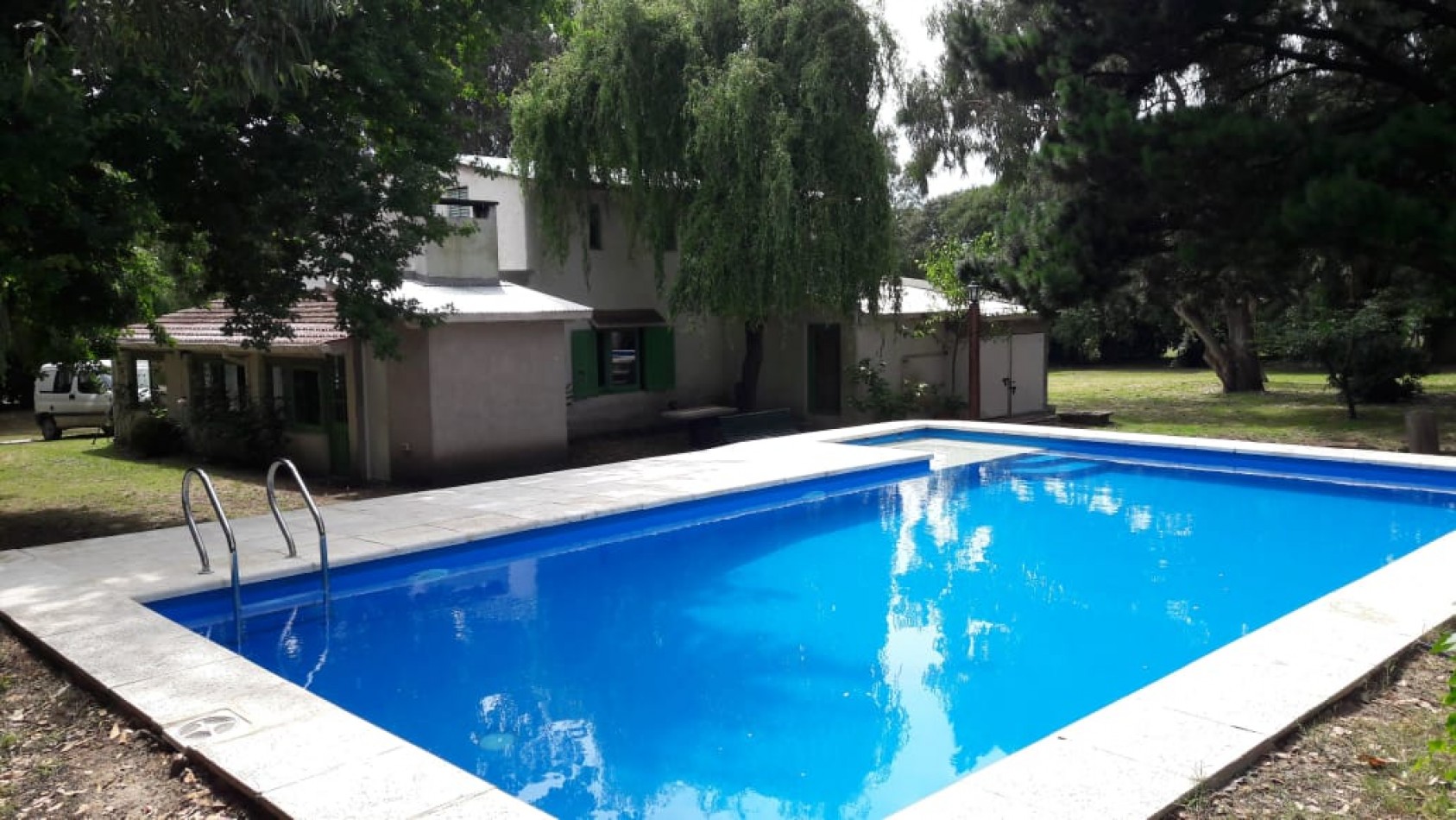 CASA DE 5 AMBIENTES CON AMPLIO PARQUE Y PILETA EN CHAPADMALAL VENDE Y PERMUTA