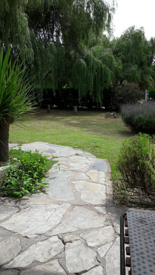 CASA DE 5 AMBIENTES CON AMPLIO PARQUE Y PILETA EN CHAPADMALAL VENDE Y PERMUTA