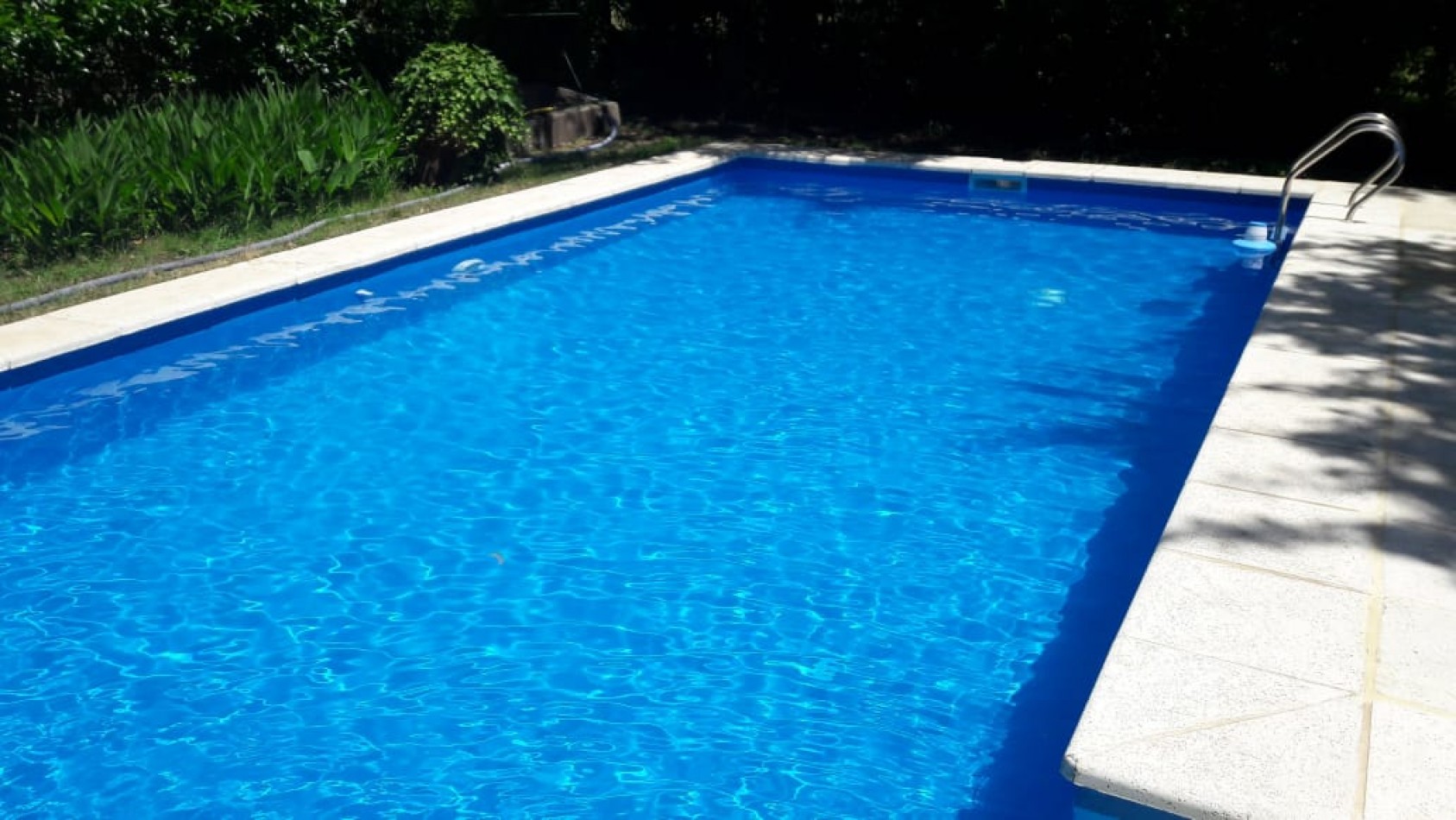 CASA DE 5 AMBIENTES CON AMPLIO PARQUE Y PILETA EN CHAPADMALAL VENDE Y PERMUTA