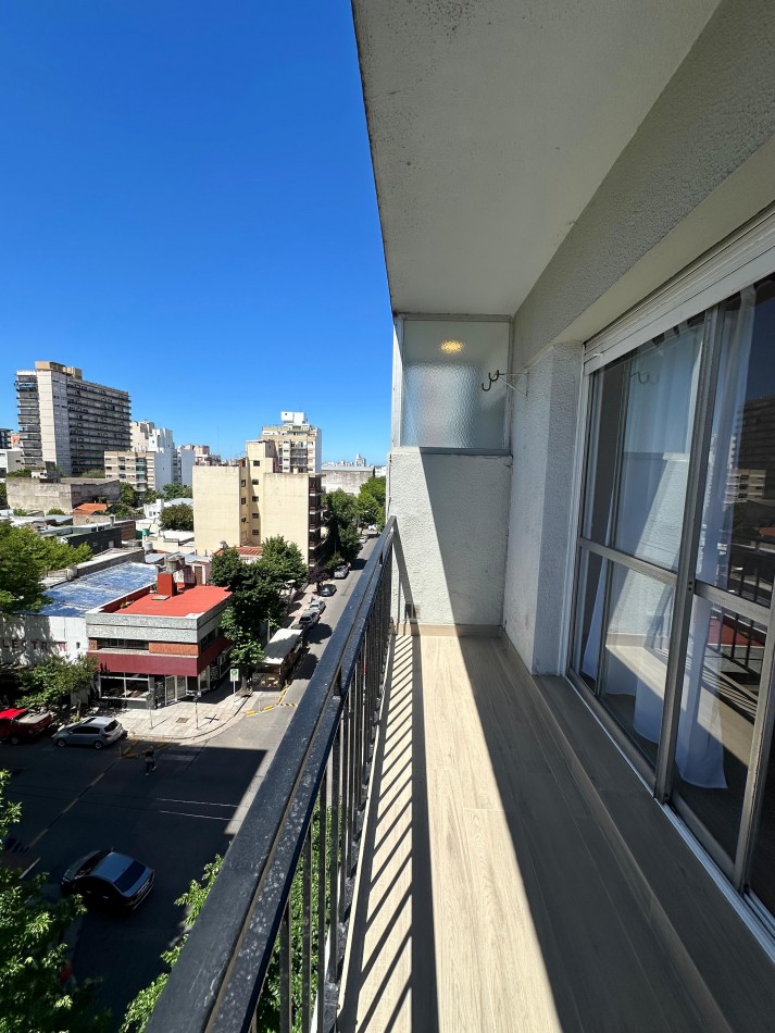 DEPARTAMENTO 3 AMBIENTES A LA CALLE CON BALCON SALIENTE
