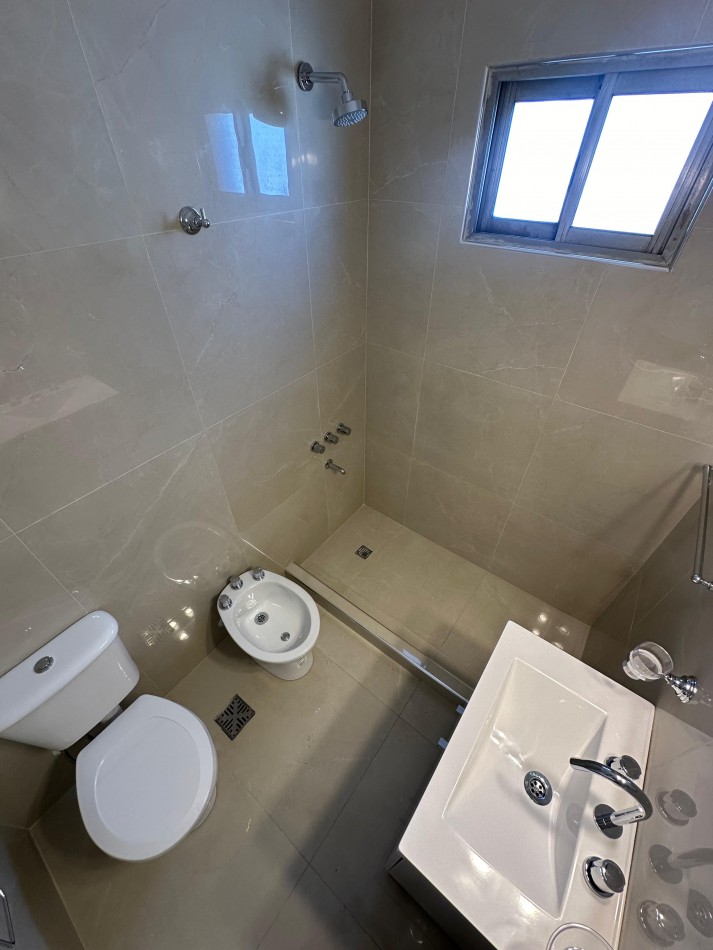 DEPARTAMENTO 3 AMBIENTES A LA CALLE CON BALCON SALIENTE