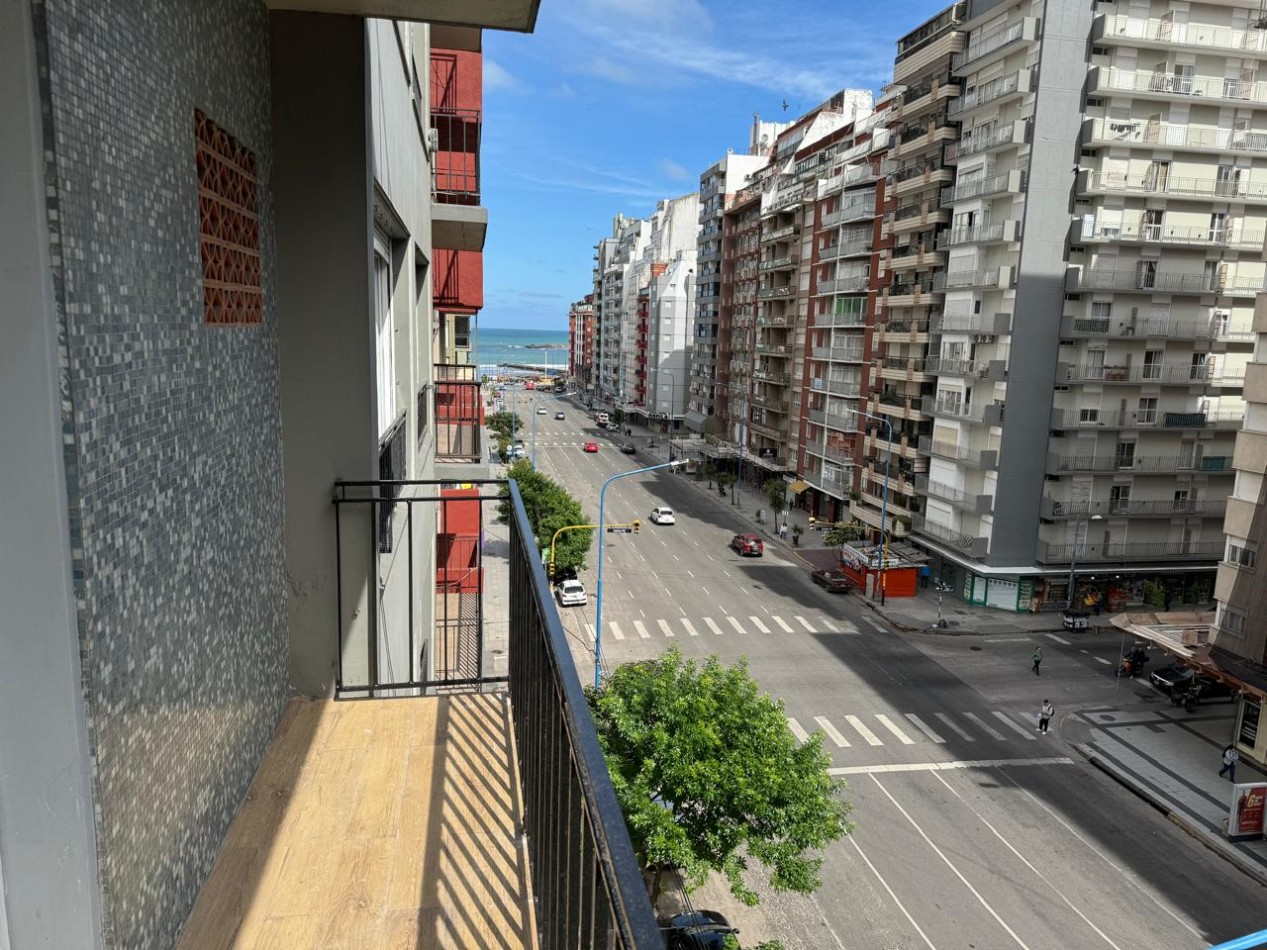  DEPARTAMENTO 3 AMBIENTES A LA CALLE CON BALCON SALIENTE EN PUNTA IGLESIA