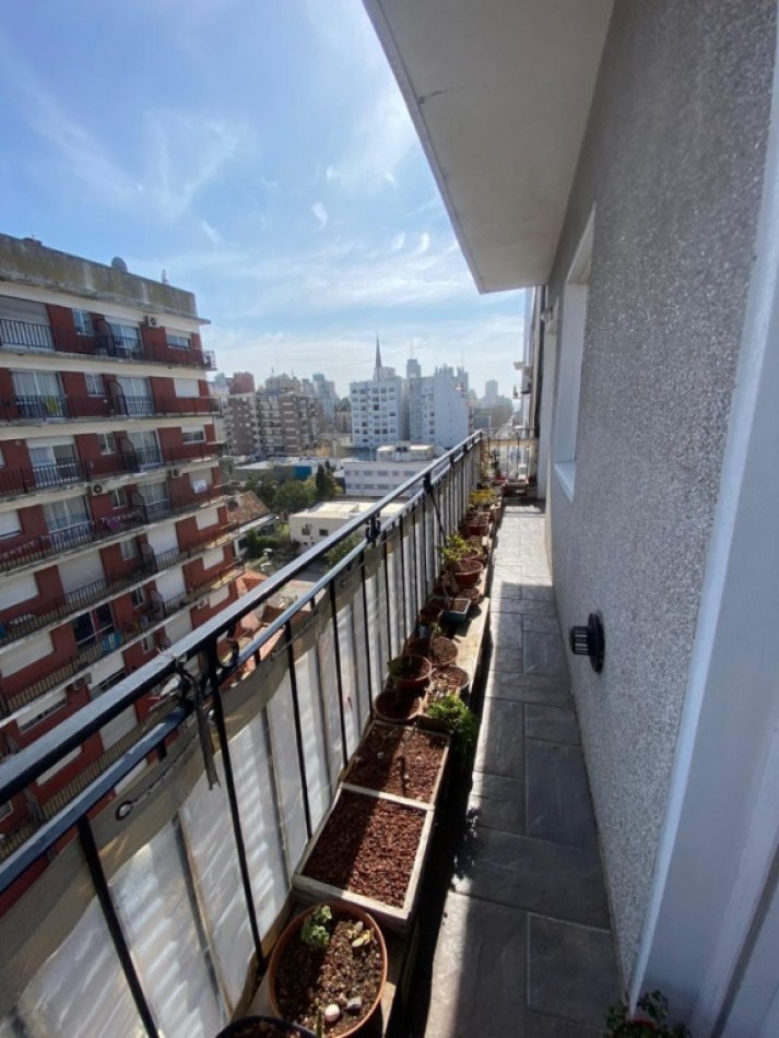 SEMIPISO 3 AMBIENTES A LA CALLE CON BALCON CORRIDO
