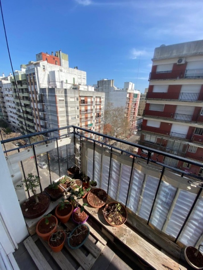 SEMIPISO 3 AMBIENTES A LA CALLE CON BALCON CORRIDO