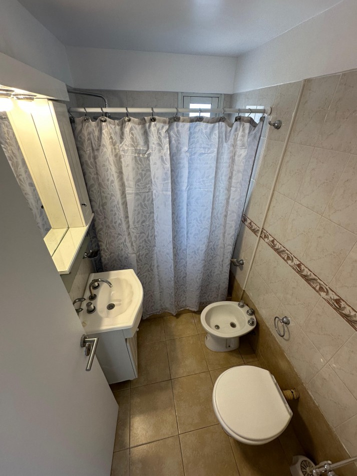 DEPARTAMENTO 3 AMB A LA CALLE CON BALCON SALIENTE, CORRIDO Y CUBIERTO CON COCHERA Y BAULERA