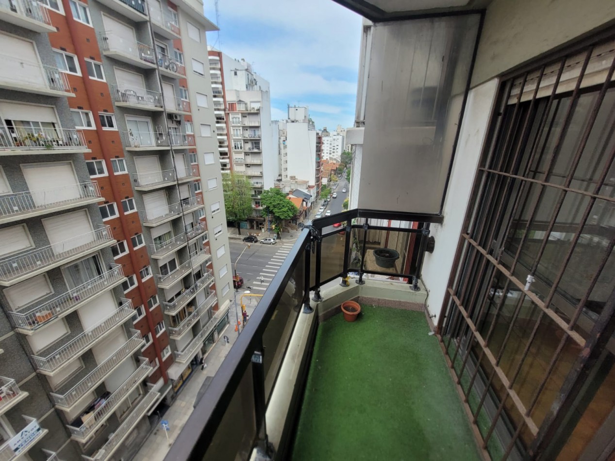 SEMIPISO 2 AMBIENTES A LA CALLE CON BALCON SALIENTE A METROS DE PLAZA MITRE