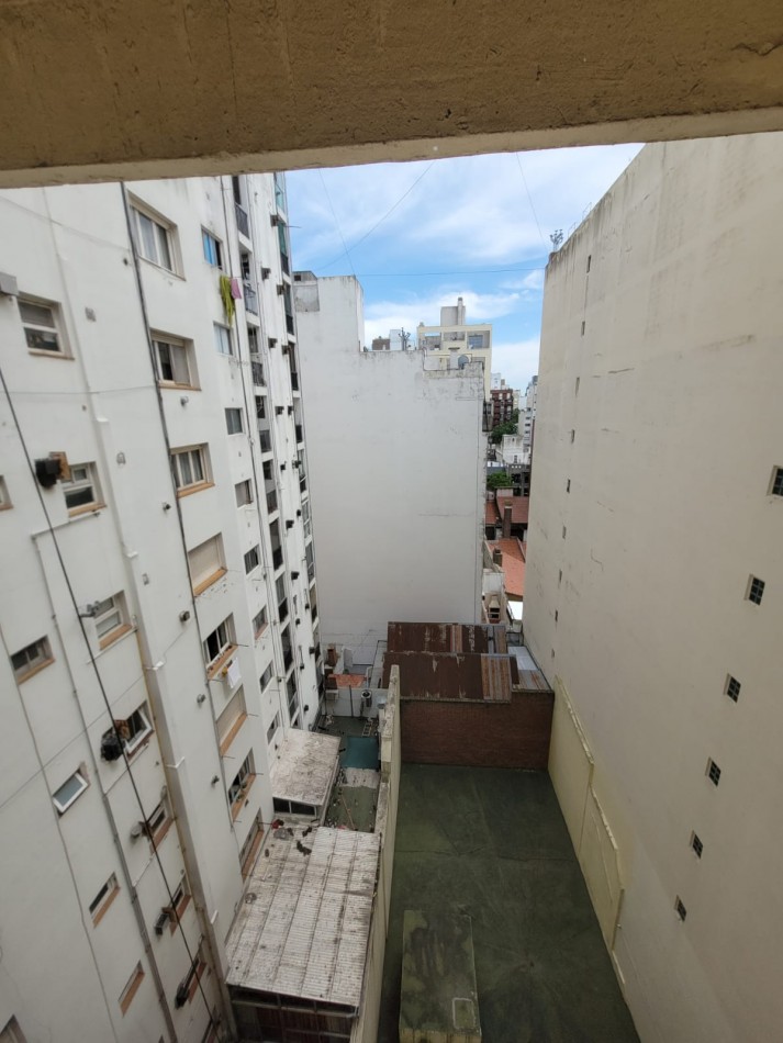 SEMIPISO 2 AMBIENTES A LA CALLE CON BALCON SALIENTE A METROS DE PLAZA MITRE