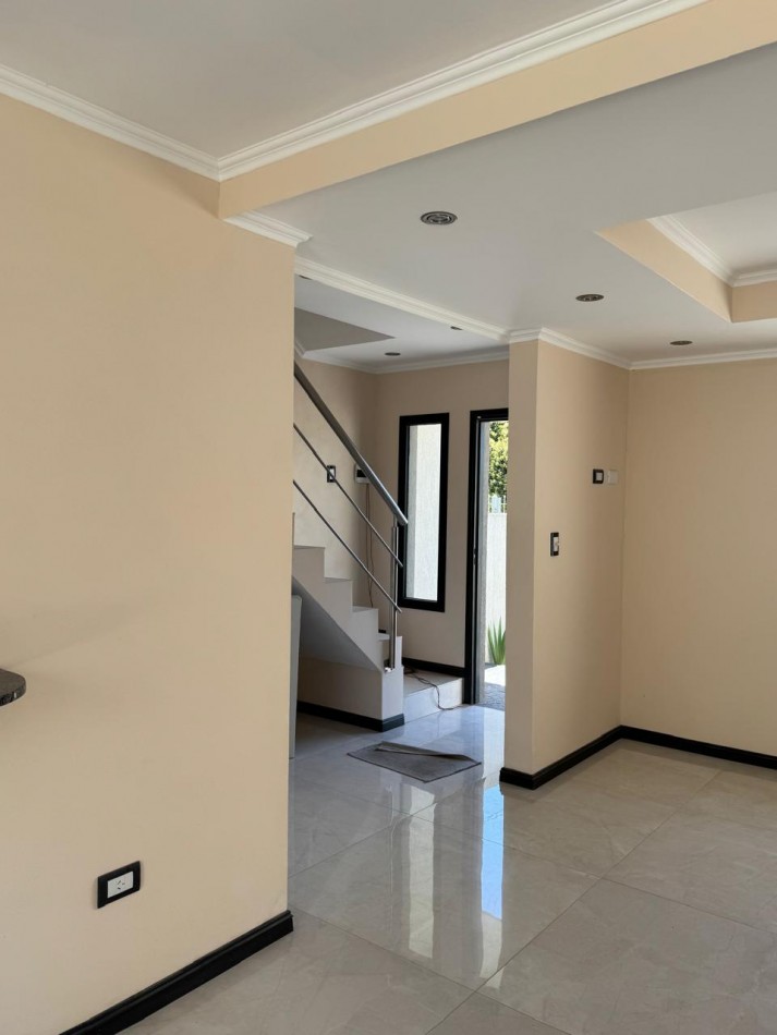 DUPLEX 4 AMBIENTES A ESTRENAR, CON PATIO Y PARRILLA EN COLINAS PERALTA RAMOS