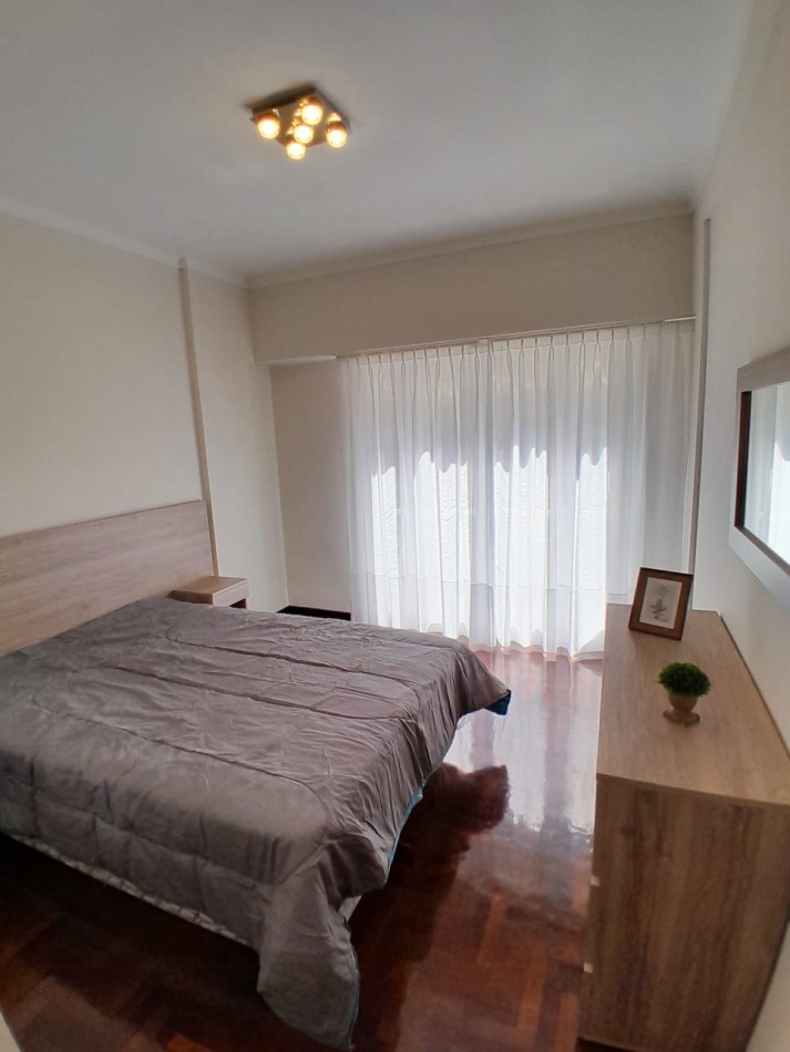 DEPARTAMENTO 2 AMBIENTES CON BALCON FRANCES EN EL CENTRO, A 250 MTS. DE LA PLAYA