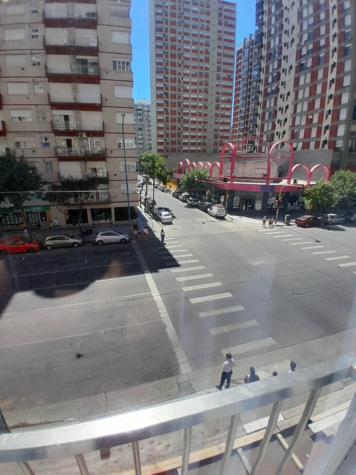 DEPARTAMENTO 2 AMBIENTES CON BALCON FRANCES EN EL CENTRO, A 250 MTS. DE LA PLAYA