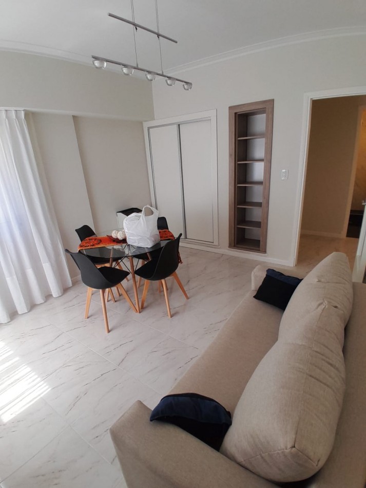DEPARTAMENTO 2 AMBIENTES CON BALCON FRANCES EN EL CENTRO, A 250 MTS. DE LA PLAYA