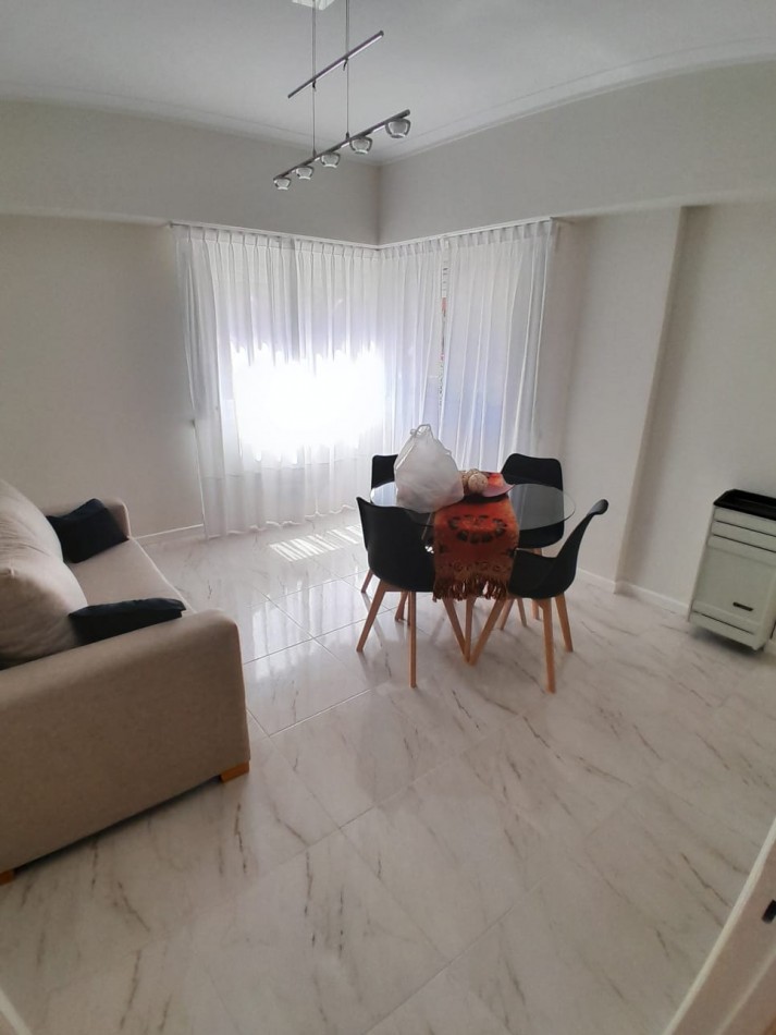 DEPARTAMENTO 2 AMBIENTES CON BALCON FRANCES EN EL CENTRO, A 250 MTS. DE LA PLAYA