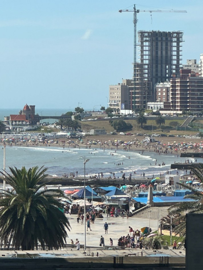 DEPARTAMENTO DE 3 AMBIENTES CON BALCON FRANCES Y VISTA PARCIAL AL MAR EN EL CENTRO