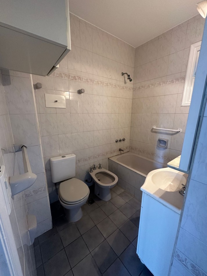 DEPARTAMENTO DE 3 AMBIENTES CON BALCON FRANCES Y VISTA PARCIAL AL MAR EN EL CENTRO