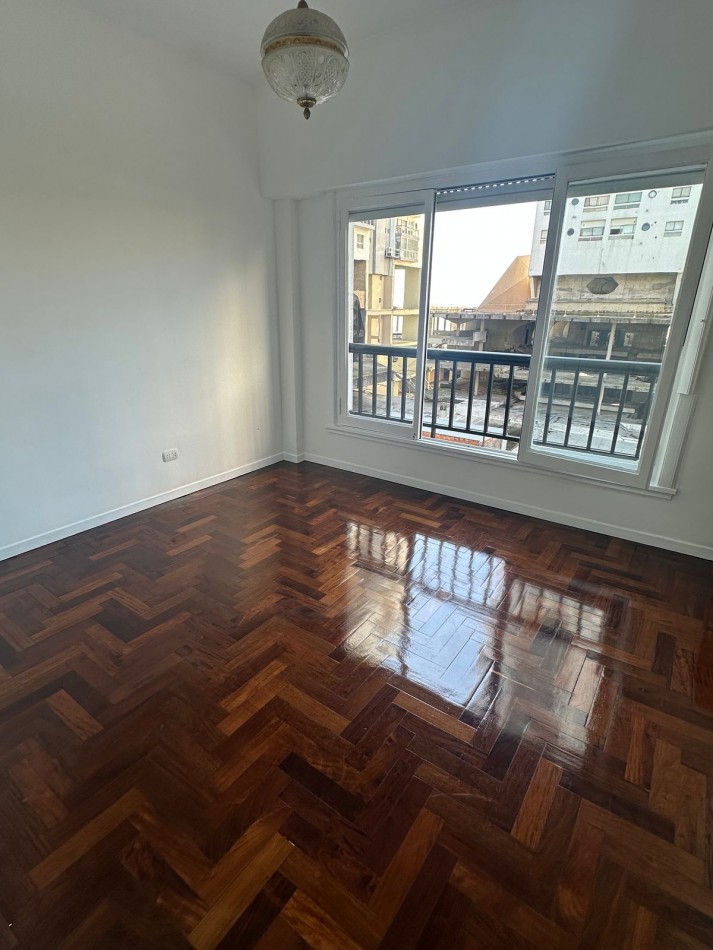 DEPARTAMENTO DE 3 AMBIENTES CON BALCON FRANCES Y VISTA PARCIAL AL MAR EN EL CENTRO