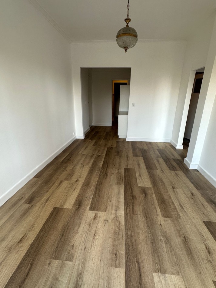 DEPARTAMENTO DE 3 AMBIENTES CON BALCON FRANCES Y VISTA PARCIAL AL MAR EN EL CENTRO
