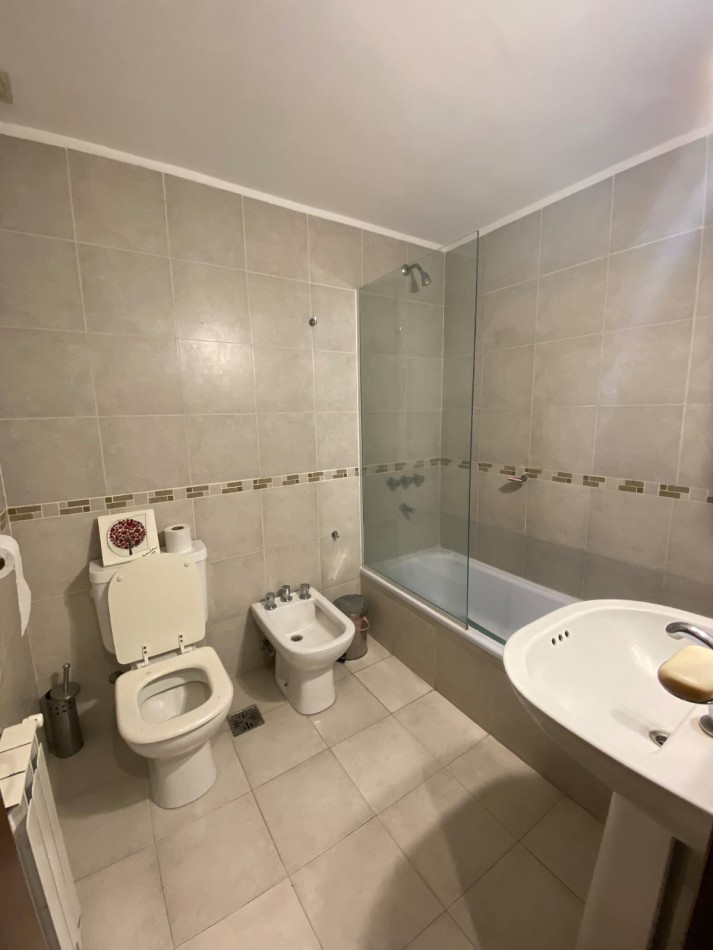DEPARTAMENTO 3 AMB CON DOBLE BALCON, BAULERA Y QUINCHO EN GUEMES. APTO CREDITO