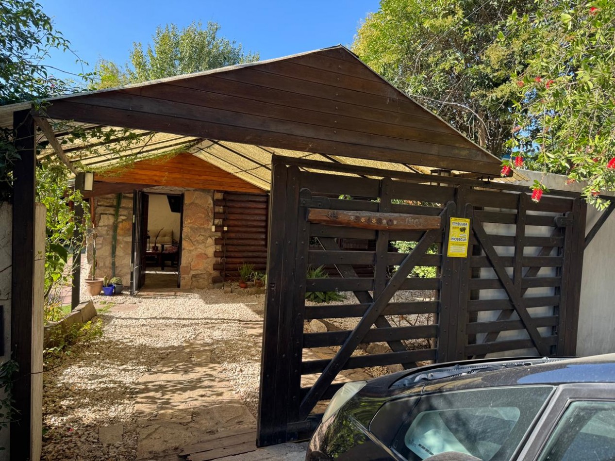 CASA TIPO CABAÑA DE 2 AMB CON PARQUE MAS DEPARTAMENTO EN BOSQUE PERALTA RAMOS. APTO CREDITO.