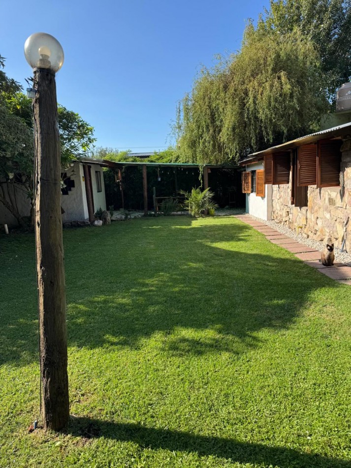 CASA TIPO CABAÑA DE 2 AMB CON PARQUE MAS DEPARTAMENTO EN BOSQUE PERALTA RAMOS. APTO CREDITO.