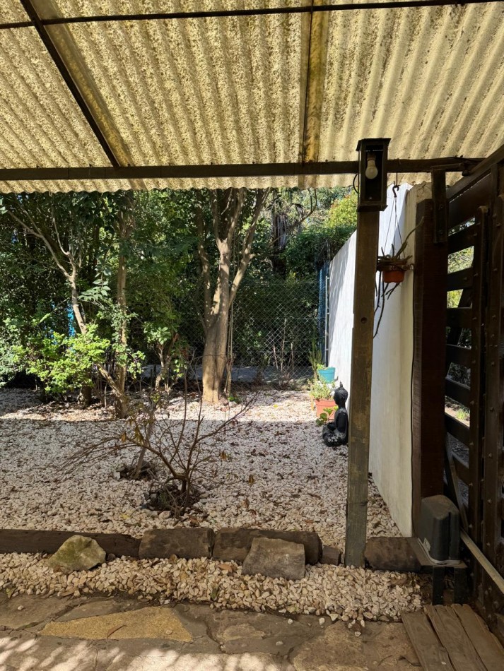 CASA TIPO CABAÑA DE 2 AMB CON PARQUE MAS DEPARTAMENTO EN BOSQUE PERALTA RAMOS. APTO CREDITO.