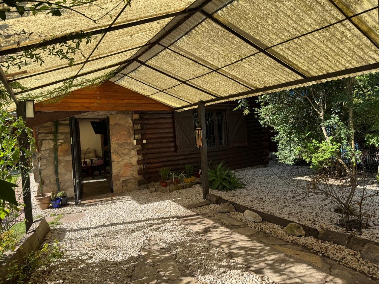 CASA TIPO CABAÑA DE 2 AMB CON PARQUE MAS DEPARTAMENTO EN BOSQUE PERALTA RAMOS. APTO CREDITO.