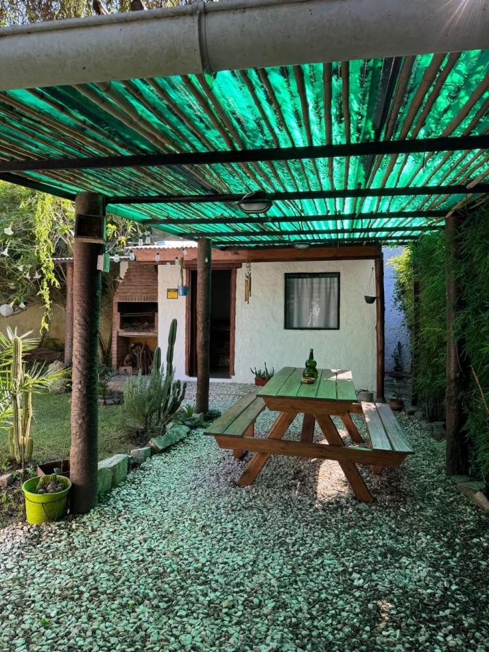 CASA TIPO CABAÑA DE 2 AMB CON PARQUE MAS DEPARTAMENTO EN BOSQUE PERALTA RAMOS. APTO CREDITO.