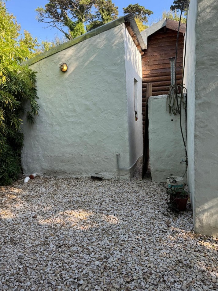 CASA TIPO CABAÑA DE 2 AMB CON PARQUE MAS DEPARTAMENTO EN BOSQUE PERALTA RAMOS. APTO CREDITO.