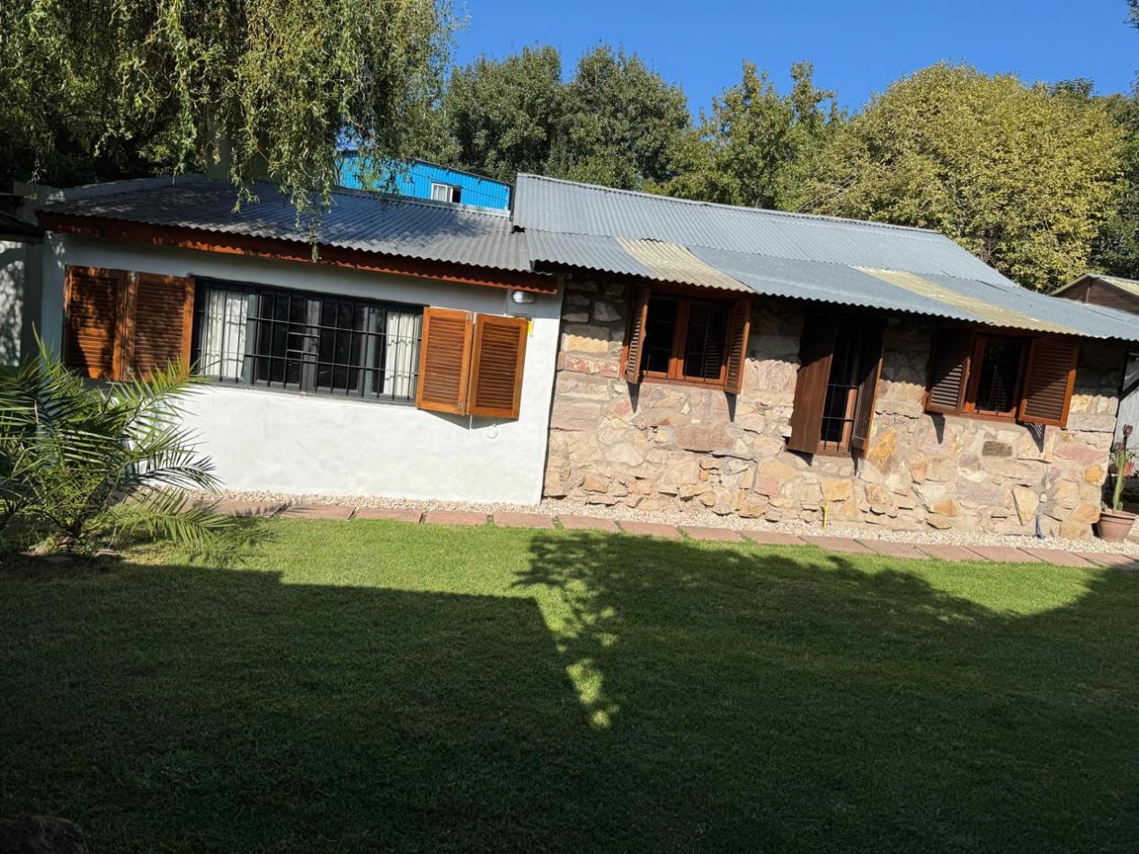 CASA TIPO CABAÑA DE 2 AMB CON PARQUE MAS DEPARTAMENTO EN BOSQUE PERALTA RAMOS. APTO CREDITO.