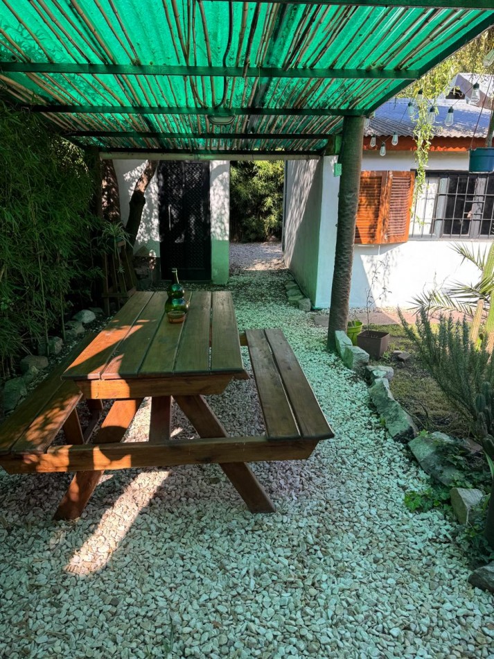 CASA TIPO CABAÑA DE 2 AMB CON PARQUE MAS DEPARTAMENTO EN BOSQUE PERALTA RAMOS. APTO CREDITO.