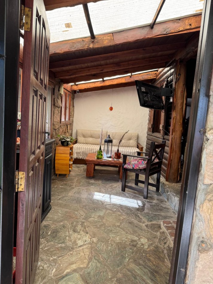 CASA TIPO CABAÑA DE 2 AMB CON PARQUE MAS DEPARTAMENTO EN BOSQUE PERALTA RAMOS. APTO CREDITO.