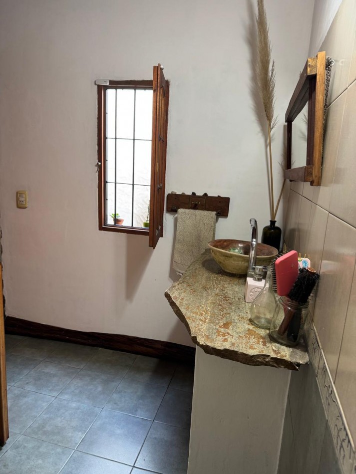 CASA TIPO CABAÑA DE 2 AMB CON PARQUE MAS DEPARTAMENTO EN BOSQUE PERALTA RAMOS. APTO CREDITO.