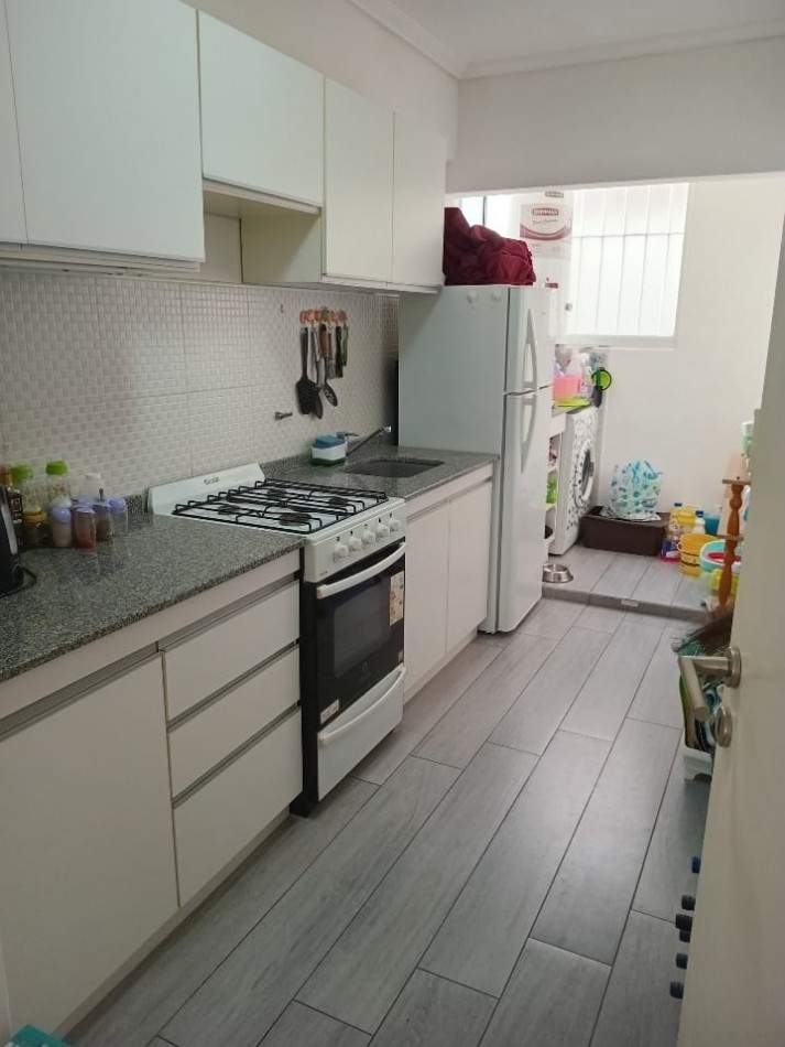 DEPARTAMENTO 3 AMB CON BALCON SALIENTE A LA CALLE EN EL CENTRO. APTO CREDITO