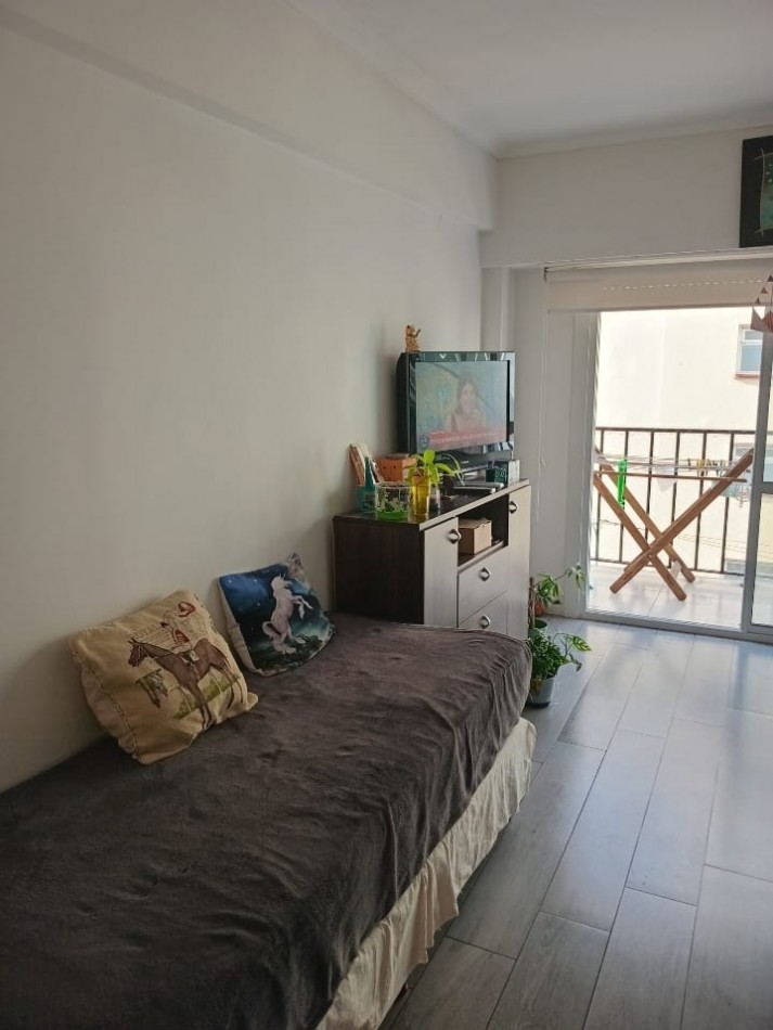 DEPARTAMENTO 3 AMB CON BALCON SALIENTE A LA CALLE EN EL CENTRO. APTO CREDITO