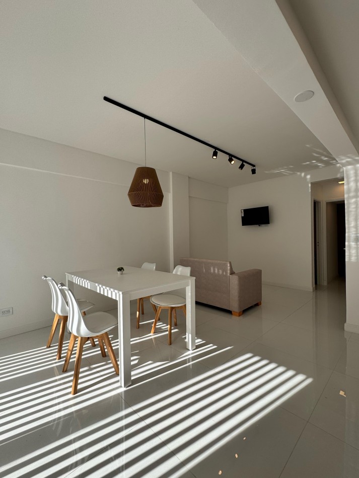 DEPARTAMENTO 2 AMBIENTES CON BALCON A LA CALLE Y COCHERA EN LA PERLA. VENDE Y PERMUTA