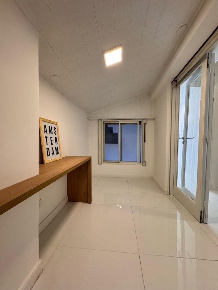 DEPARTAMENTO 2 AMBIENTES CON BALCON A LA CALLE Y COCHERA EN LA PERLA. VENDE Y PERMUTA
