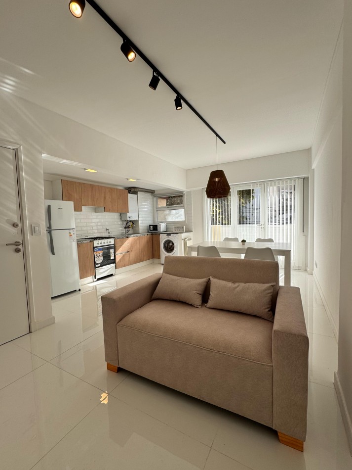 DEPARTAMENTO 2 AMBIENTES CON BALCON A LA CALLE Y COCHERA EN LA PERLA. VENDE Y PERMUTA