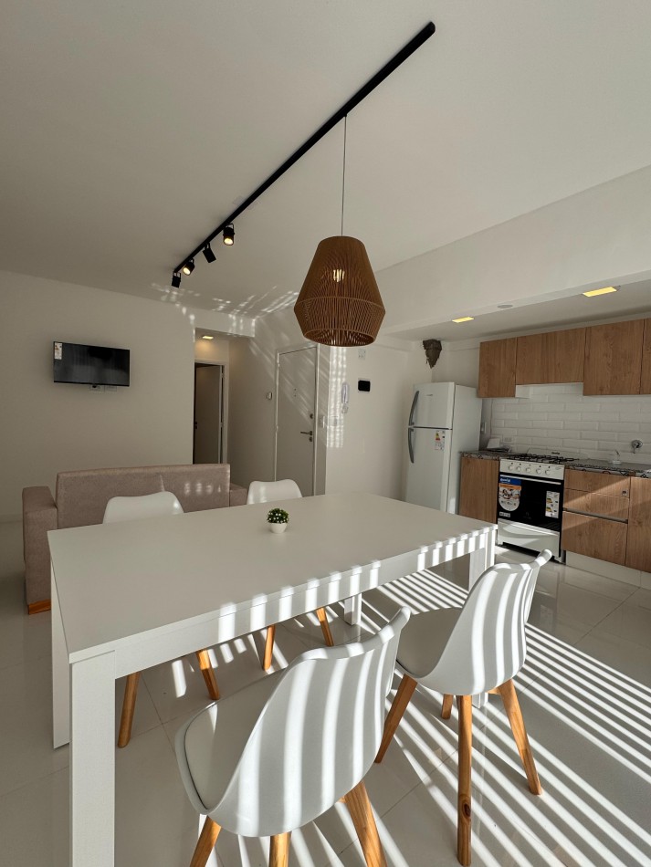 DEPARTAMENTO 2 AMBIENTES CON BALCON A LA CALLE Y COCHERA EN LA PERLA. VENDE Y PERMUTA
