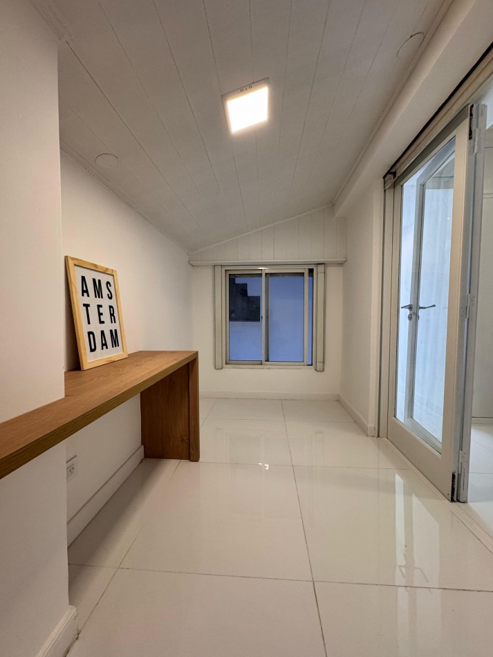 DEPARTAMENTO 2 AMBIENTES CON BALCON A LA CALLE Y COCHERA EN LA PERLA. VENDE Y PERMUTA