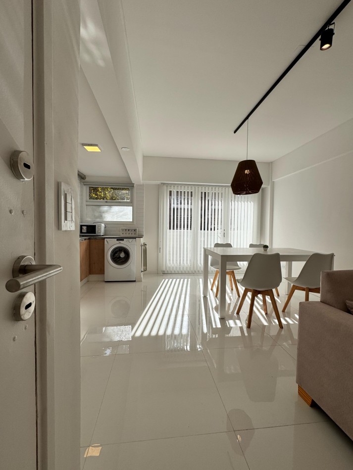 DEPARTAMENTO 2 AMBIENTES CON BALCON A LA CALLE Y COCHERA EN LA PERLA. VENDE Y PERMUTA