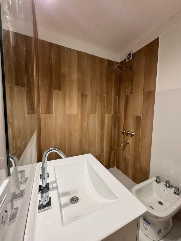 DEPARTAMENTO 2 AMBIENTES CON BALCON A LA CALLE Y COCHERA EN LA PERLA. VENDE Y PERMUTA