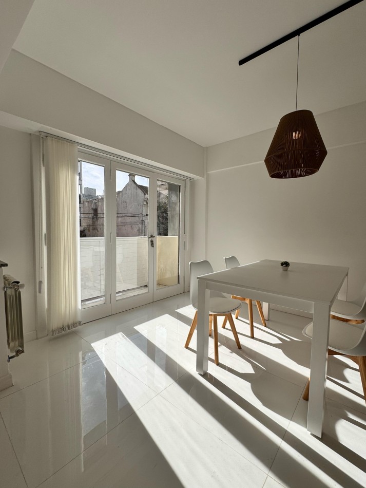 DEPARTAMENTO 2 AMBIENTES CON BALCON A LA CALLE Y COCHERA EN LA PERLA. VENDE Y PERMUTA