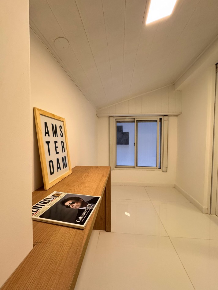 DEPARTAMENTO 2 AMBIENTES CON BALCON A LA CALLE Y COCHERA EN LA PERLA. VENDE Y PERMUTA