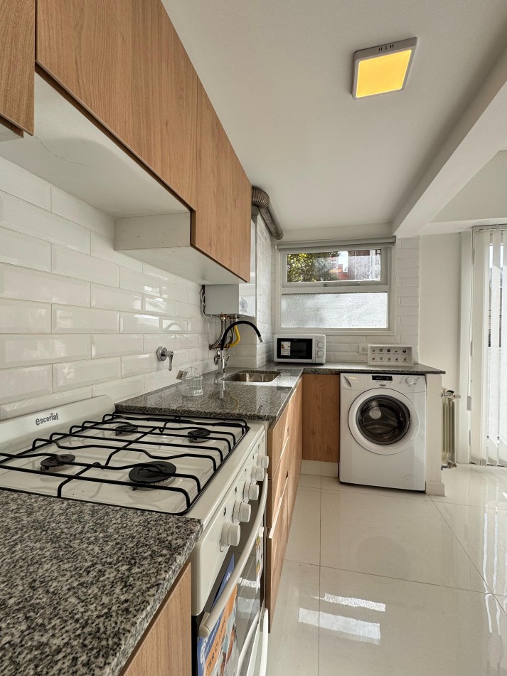 DEPARTAMENTO 2 AMBIENTES CON BALCON A LA CALLE Y COCHERA EN LA PERLA. VENDE Y PERMUTA