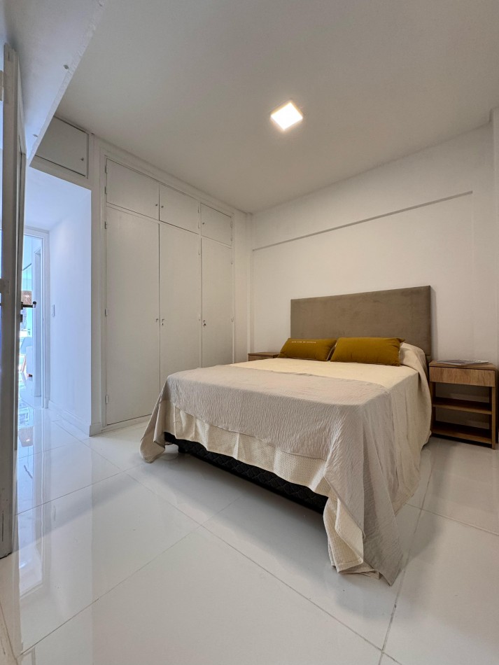 DEPARTAMENTO 2 AMBIENTES CON BALCON A LA CALLE Y COCHERA EN LA PERLA. VENDE Y PERMUTA