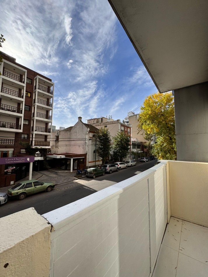 DEPARTAMENTO 2 AMBIENTES CON BALCON A LA CALLE Y COCHERA EN LA PERLA. VENDE Y PERMUTA