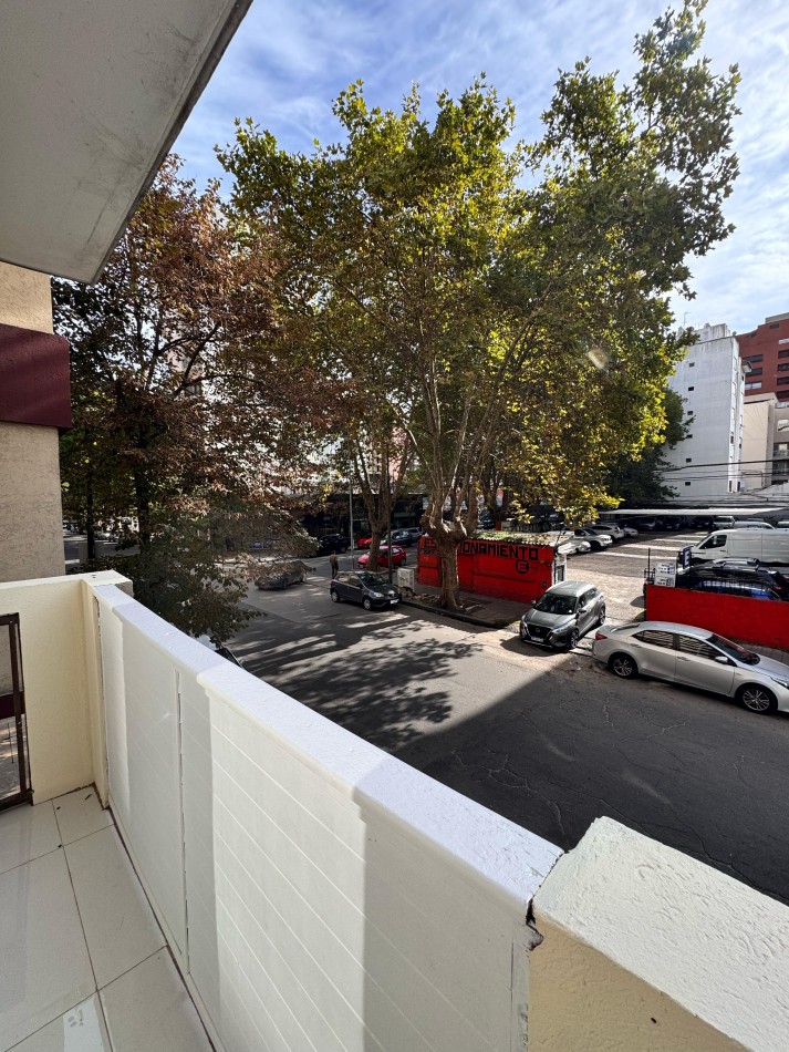 DEPARTAMENTO 2 AMBIENTES CON BALCON A LA CALLE Y COCHERA EN LA PERLA. VENDE Y PERMUTA