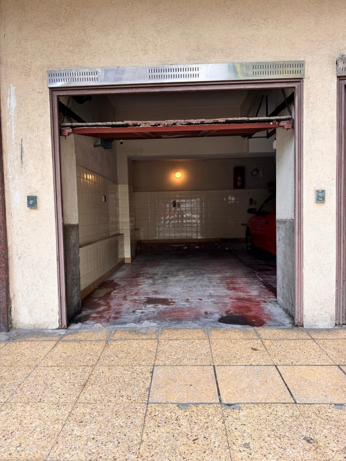 DEPARTAMENTO 2 AMBIENTES CON BALCON A LA CALLE Y COCHERA EN LA PERLA. VENDE Y PERMUTA